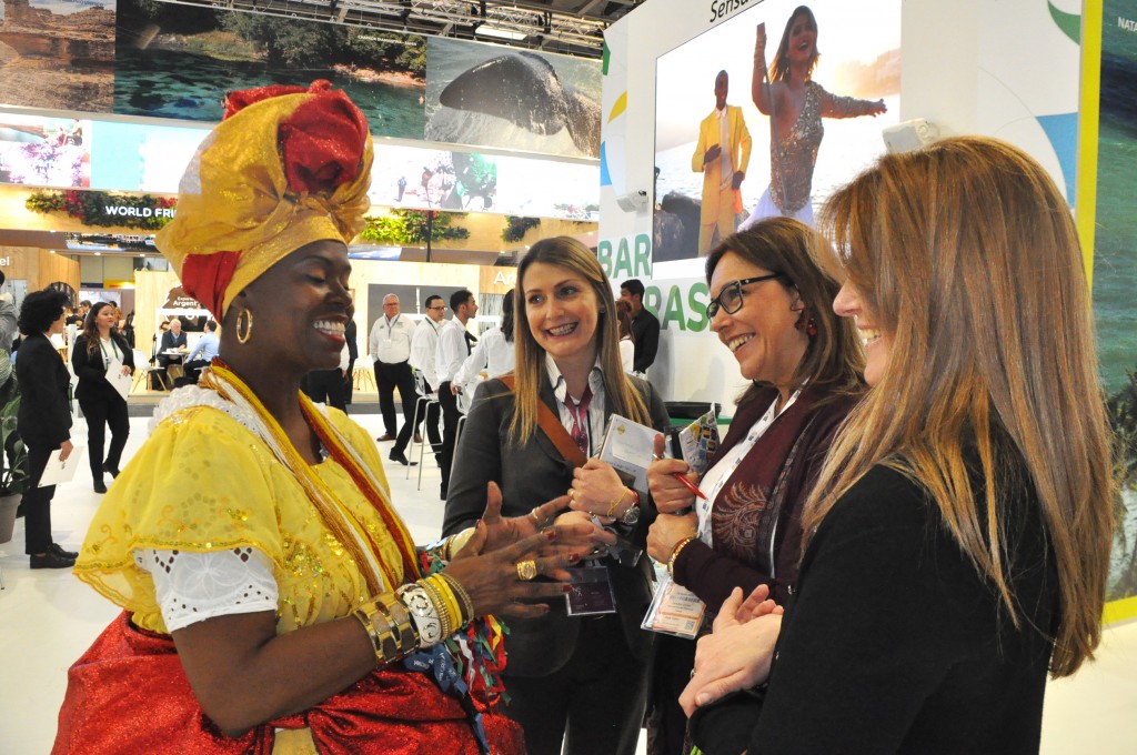A baiana faz a alegria dos visitantes da feira no estande do Brasil
