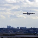 Airbus A380 da Emirates se aproximando da prista de pouso em Guarulhos