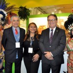 Alberto Alves, do MTur, e Vinicius Lummertz, da Embratur, ao lado de Oreni Braga, da Amazonastur, no estande do Amazonas