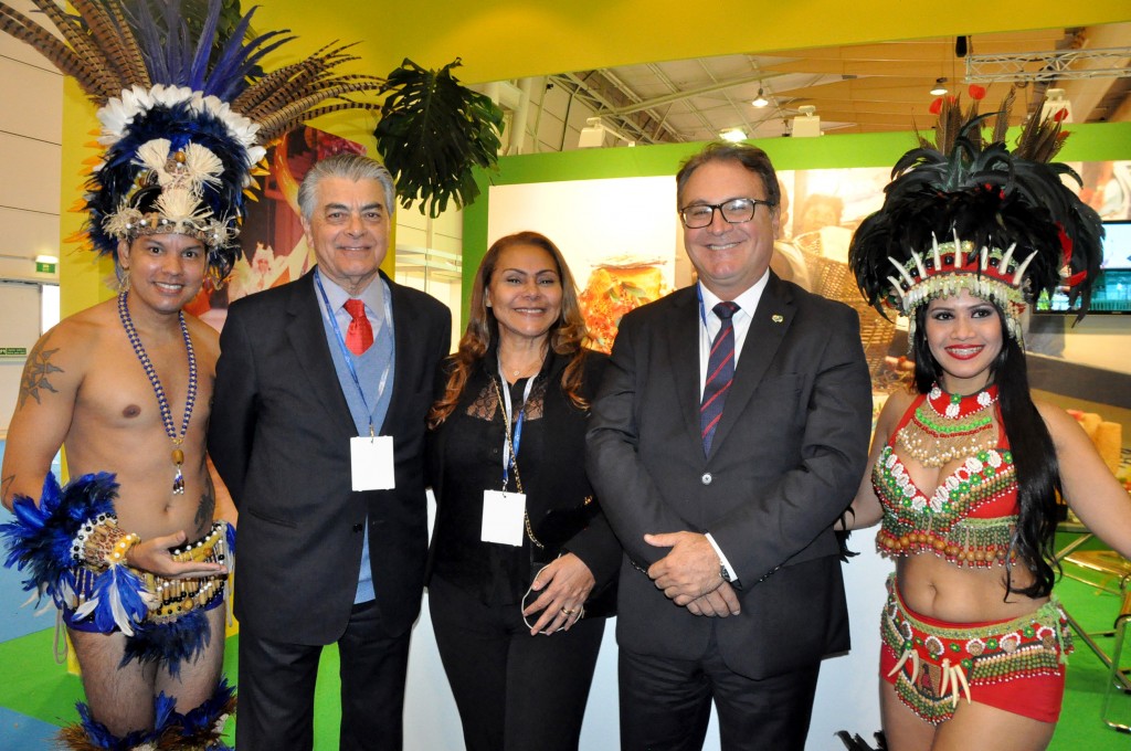 Alberto Alves, do MTur, e Vinicius Lummertz, da Embratur, ao lado de Oreni Braga, da Amazonastur, no estande do Amazonas