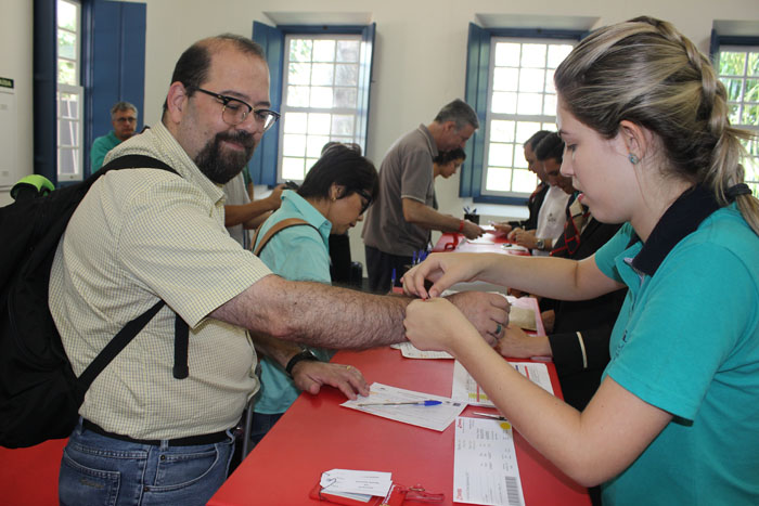 Após o check-in, agentes receberam um cartão de embarque simbólico e uma pulseira com o número dos quartos