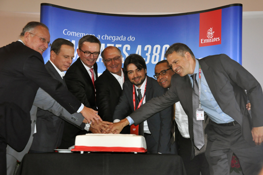 Autoridades comemoraram a chegada do gigante A380 em São Paulo Autoridades comemoraram a chegada do gigante A380 em São Paulo