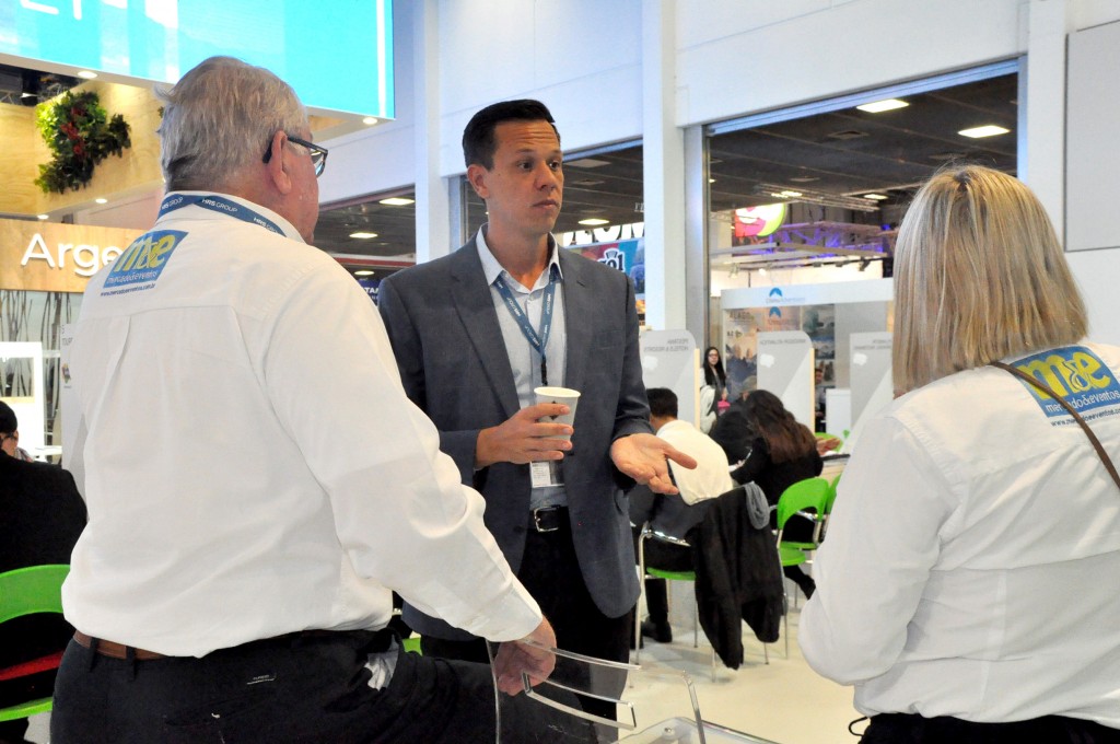 Bruno Reis, do RIOgaleão, com Roy Taylor e Rosa Masgrau, do M&E