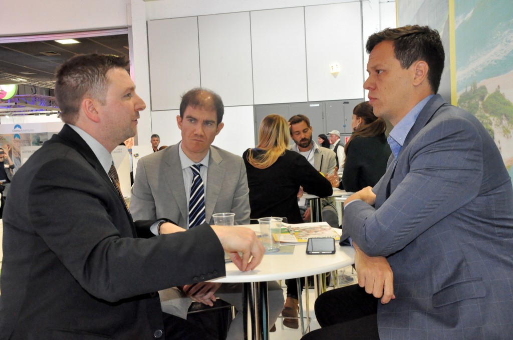 Bruno Reis, do RIOgaleão, em reunião no estande do Brasil