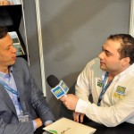 Bruno Reis, gerente de Desenvolvimento de Passageiros do RIOgaleão, concede entrevista ao repórter Pedro Menezes, no estande do M&E
