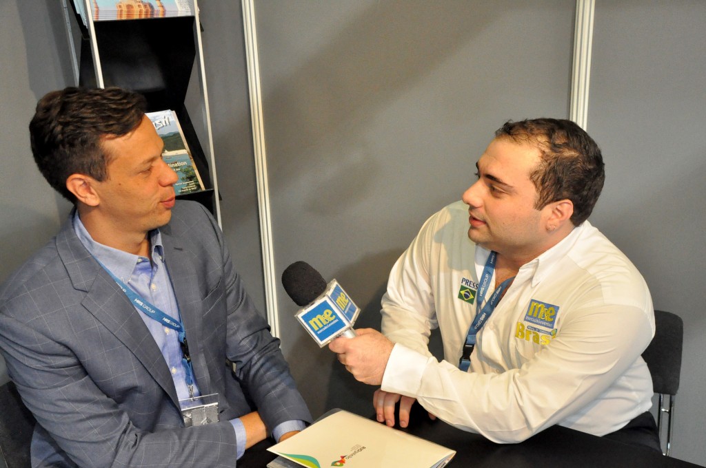 Bruno Reis, gerente de Desenvolvimento de Passageiros do RIOgaleão, concede entrevista ao repórter Pedro Menezes, no estande do M&E