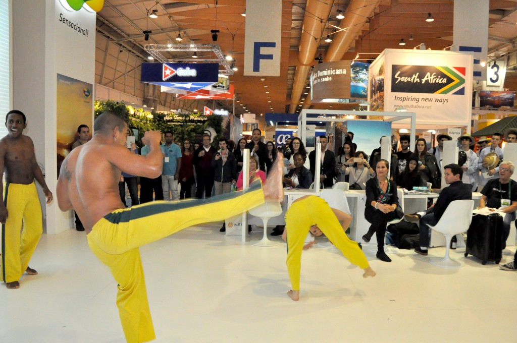Capoeira dominou o estande do Brasil Capoeira dominou o estande do Brasil