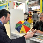 Carolina Ramalho, da Empetur, já recebe os interessados neste 1° dia de ITB