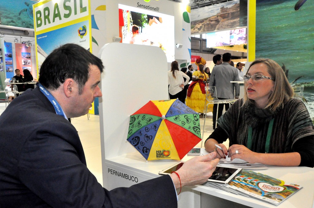 Carolina Ramalho, da Empetur, já recebe os interessados neste 1° dia de ITB