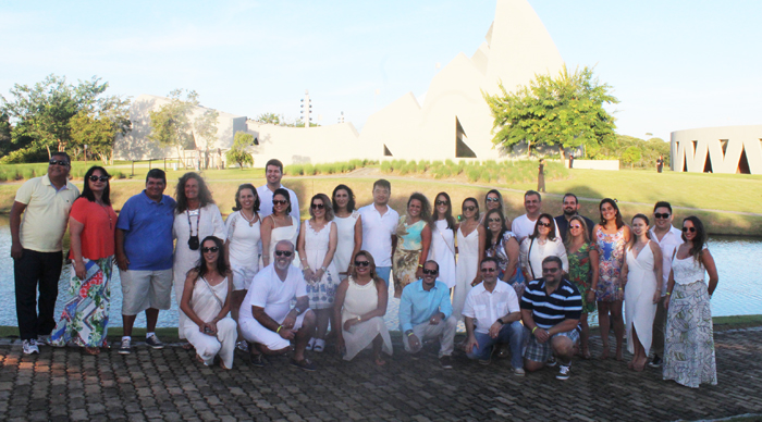 Convidados e campeões de venda em frente ao Teatro em Trancoso