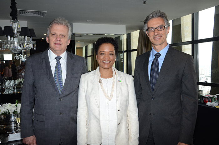 Edmar Bull, presidente da Abav Nacional, Camille Richardson, conselheira comercial do Consulado Americano, e Marco Ferraz, presidente da Clia Abremar