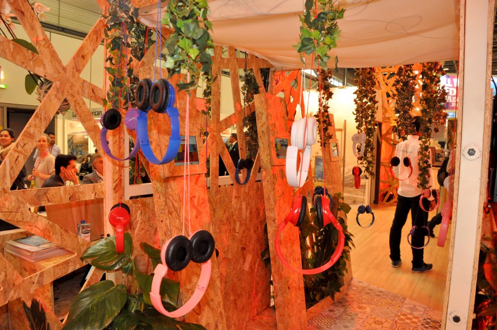 Estande da Colômbia tinha diversos fones para escutar as músicas locais