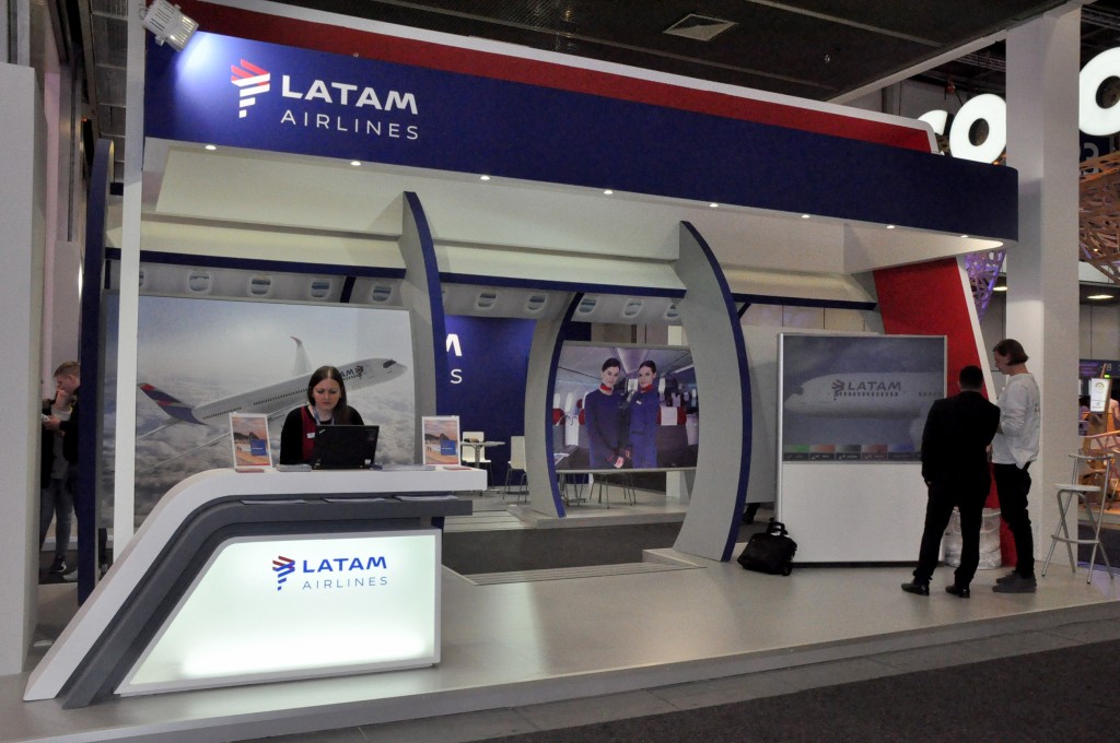 Estande da Latam Airlines