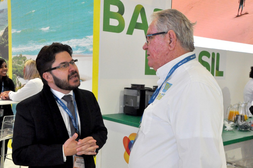 Gilson Lira, da Embratur, conversa com Roy Taylor, do M&E