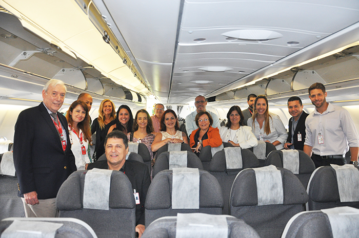 Grupo de agentes com dirigentes da Avianca na visita técnica ao A330