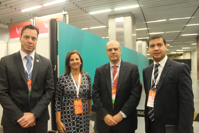 Gustavo Teixeira e equipe da Embraer