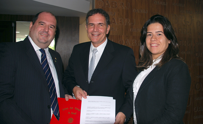 Hamilton Vasconcelos entrega carta da Comissao de Turismo da OAB-RJ a Sergio Flores com medidas para o setor Hamilton Vasconcelos entrega carta da Comissao de Turismo da OAB-RJ a Sergio Flores com medidas para o setor