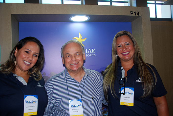 Helena Costa e Alessandra Navega com Orlando Giglio, do Iberostar