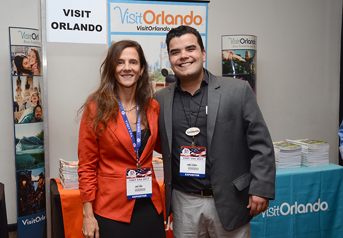 Jane Terra e Andre Almeida, do Visit Orlando