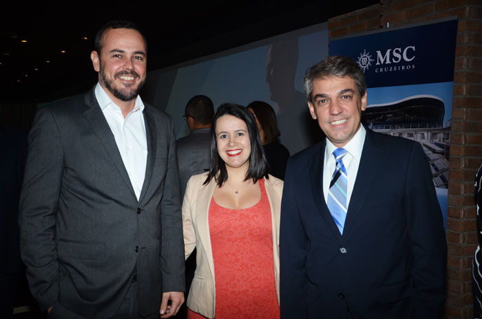 João Taylor, do M&E, com Juliana Assumpção e Fernando Santos, da Aviesp João Taylor, do M&E, com Juliana Assumpção e Fernando Santos, da Aviesp