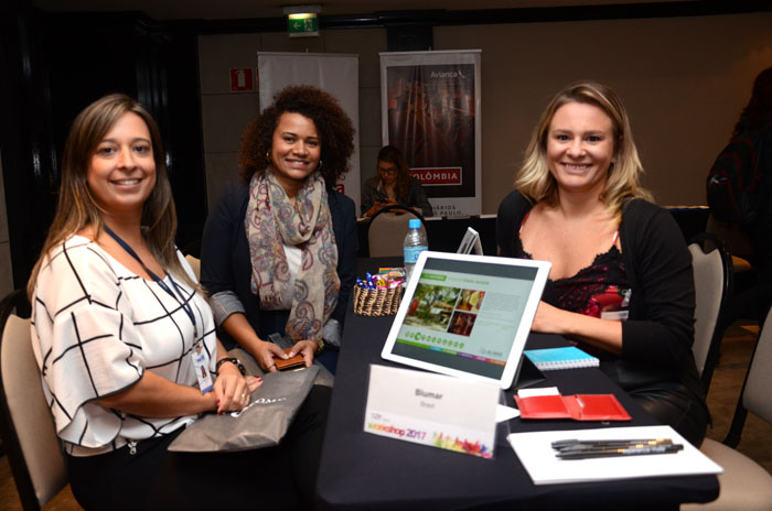 Karen dos Santos e Mayra Camargo, da Agaxtur, e Lorene Magnelli, da Blumar