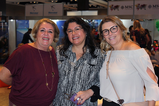 Lilia e Sabrina Saraiva, da Une World, com Milagros Ochoa Lilia e Sabrina Saraiva, da Une World, com Milagros Ochoa