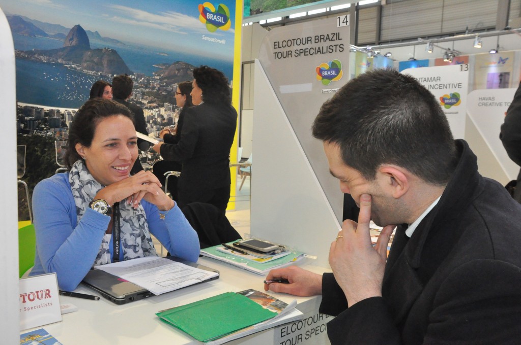 Luana Duz, da Elcotour, conversa com agente alemão