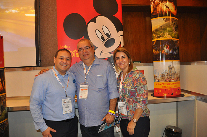 Luiz Araújo Jr, da Disney Destinations com Tatiana e Ricardo Passos, do Vila Bahia