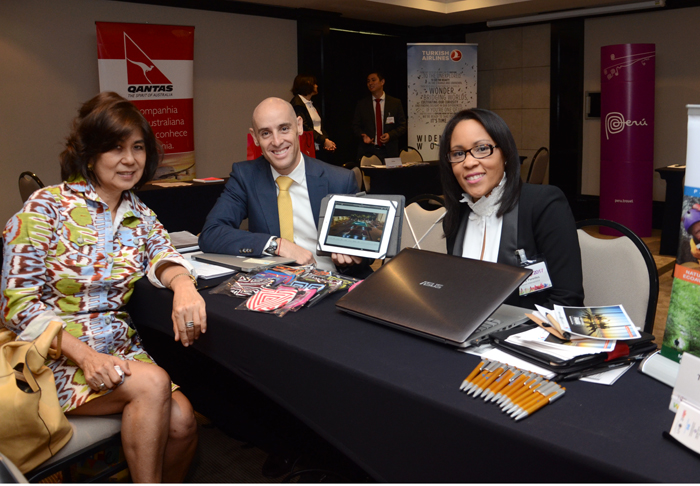 Marta Ogata, da Alfainter, Thierry Baurez, do Trump Hotels, e Kenelma de Paredes, da Turista Internacional