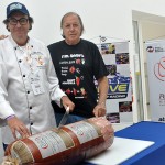 Michel e Alexandre Tuma Ness com a tradicional mortadela