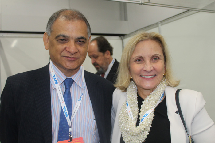 Neosvaldo Ferreira, do MTur e Donna Hrinae, da Boeing