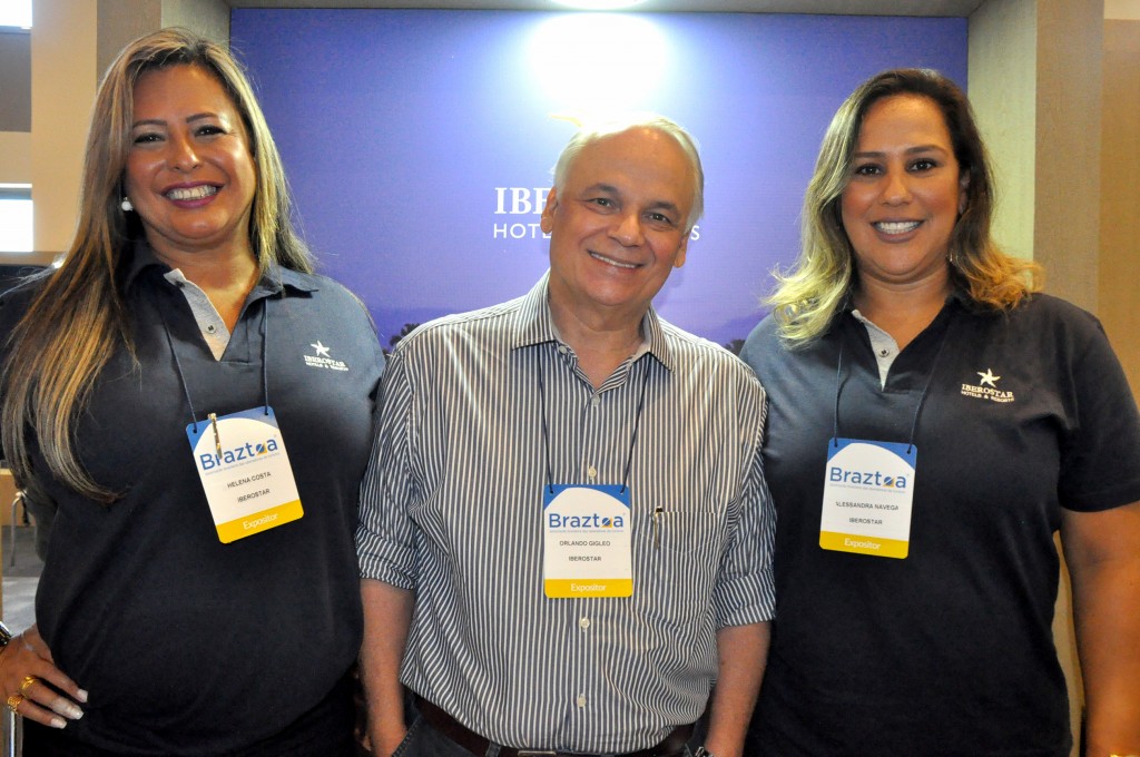 O diretor comercial Orlando Giglio com Helena Costa e Alessandra Navega, do Iberostar O diretor comercial Orlando Giglio com Helena Costa e Alessandra Navega, do Iberostar
