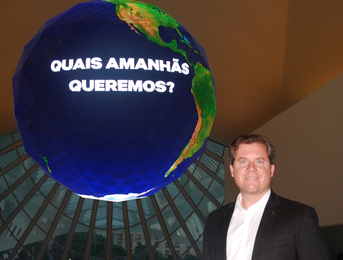 O ministro diante do globo no hall do Museu O ministro diante do globo no hall do Museu