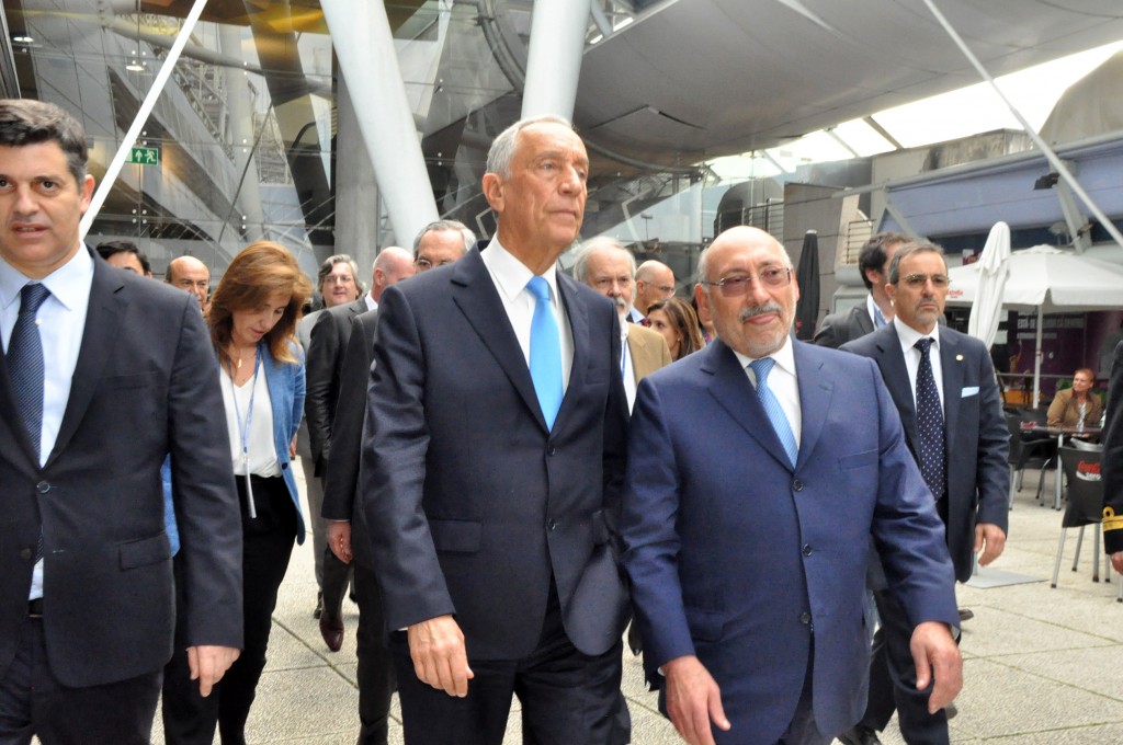 O presidente de Portugal chegou à feira junto de seus assessores O presidente de Portugal chegou à feira junto de seus assessores