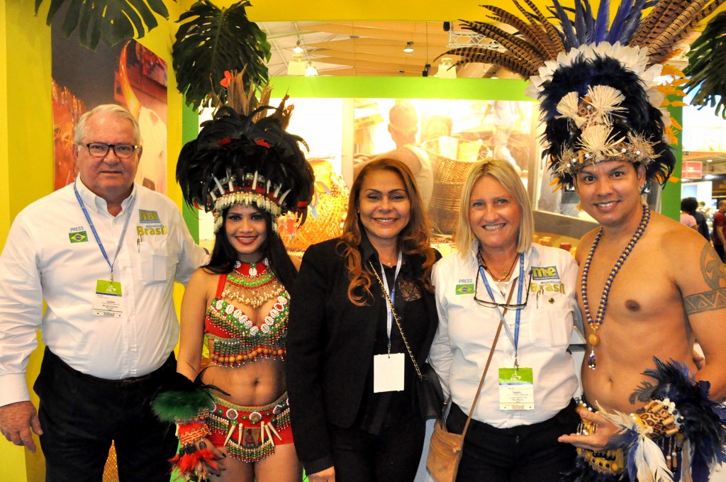 Oreni Braga, presidente do Amazonastur, entre Roy Taylor e Rosa Masgrau, do M&E