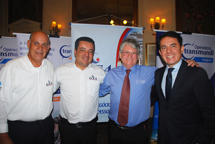 Os gerentes Sergio Leoneti, Anderson Marques e o diretor Gelson Papazoglo, da GTA, com Miguel Andrade Os gerentes Sergio Leoneti, Anderson Marques e o diretor Gelson Papazoglo, da GTA, com Miguel Andrade