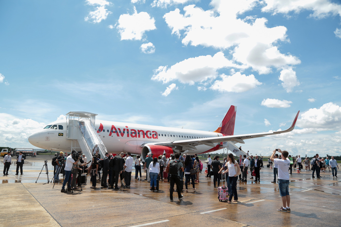 Os primeiros passageiros do novo voo desembarcam em Foz do Iguaçu - Kiko Sierich da Avianca Brasil Os primeiros passageiros do novo voo desembarcam em Foz do Iguaçu - Kiko Sierich da Avianca Brasil