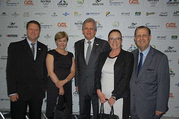 Pedro Kempe, Rossana Fonseca e Cecília Ribeiro, da Abav-PR com Edmar Bull e Antonio Azevedo, da Abav Nacional