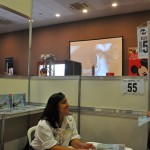 Roberta Saavedra, do M&E no estande do jornal