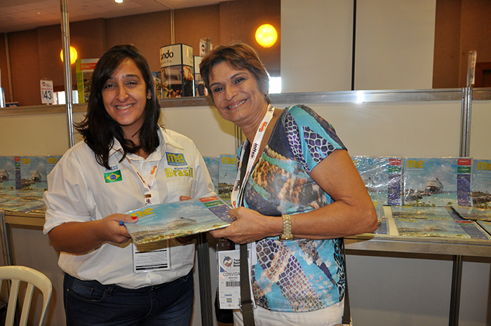 Roberta Saavedra entrega o jornal a Selene Miranda, da Selene Tour Roberta Saavedra entrega o jornal a Selene Miranda, da Selene Tour