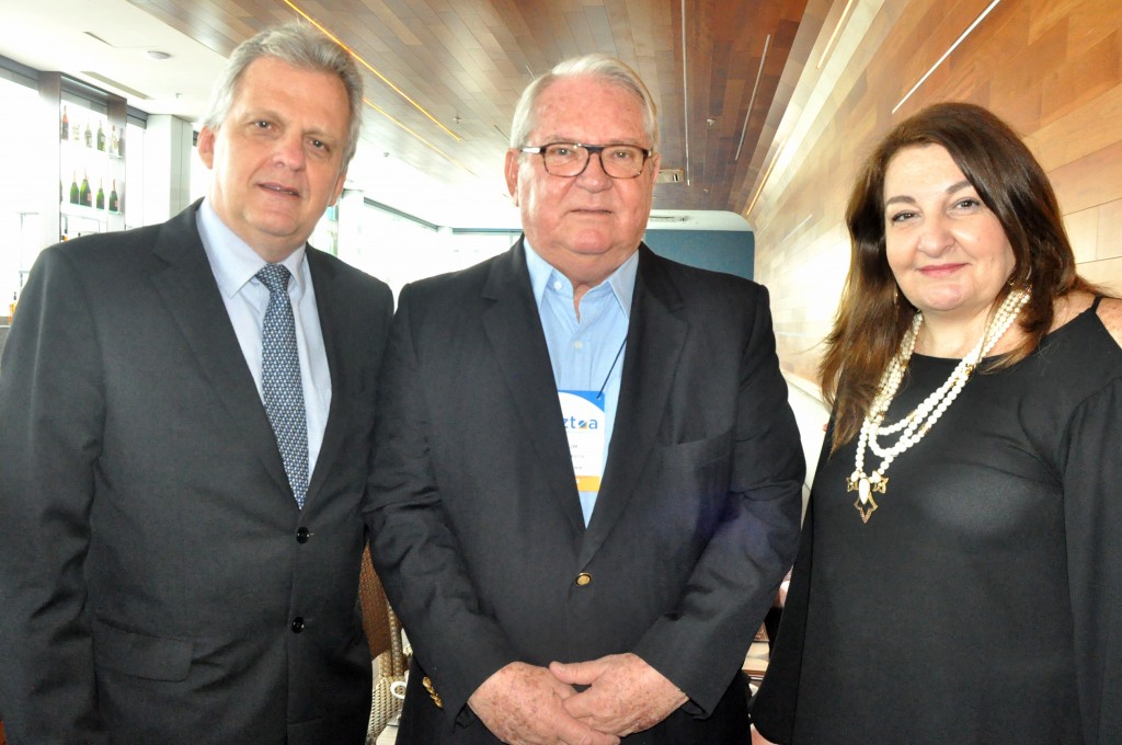 Roy Taylor, do M&E, entre Edmar Bull, da Abav Nacional, e Magda Nassar, da Braztoa