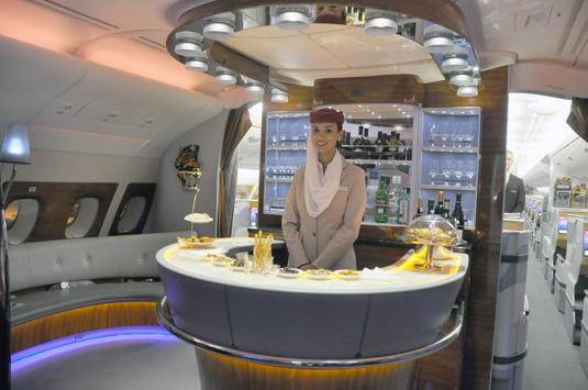 Segundo andar do A380 tem um bar e um lounge Segundo andar do A380 tem um bar e um lounge