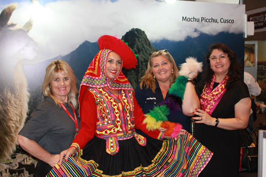 Susi Schuch, da Avianca, Rosani Aguiar, da New Age, e Milagros Ochoa tiram foto com a personagem peruana Susi Schuch, da Avianca, Rosani Aguiar, da New Age, e Milagros Ochoa tiram foto com a personagem peruana