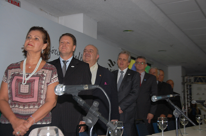 Teté Bezerra, do MTur, Pedro Kempe, da Abav-PR, Rafael Greca, prefeiro e autoridades na solenidade de abertura
