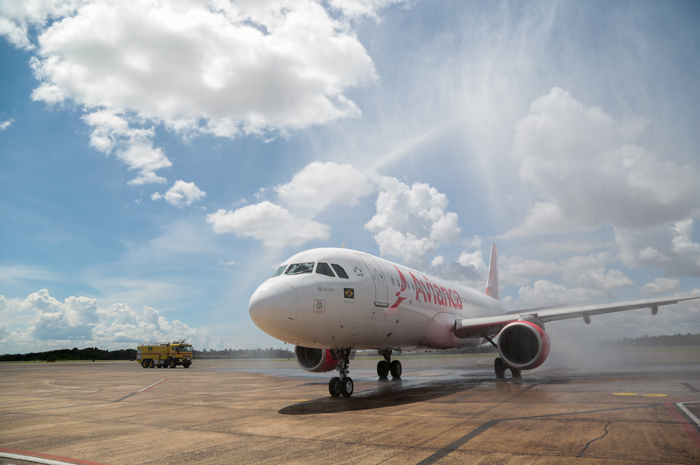 Tradicional batismo da aeronave na chegada em Foz do Iguaçu - Kiko Sierich da Avianca Brasil