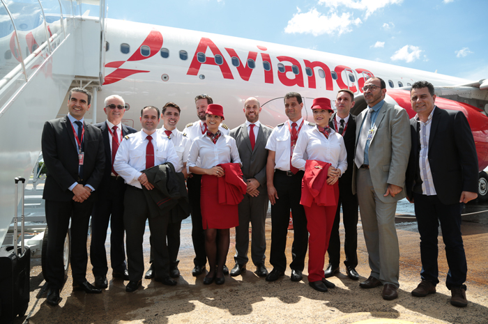 Tripulação do primeiro voo com os executivos da Avianca e autoridades locais - Kiko Sierich da Avianca Brasil Tripulação do primeiro voo com os executivos da Avianca e autoridades locais - Kiko Sierich da Avianca Brasil