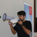 Um mugido no megafone anunciou o fim de cada rodada de negócios