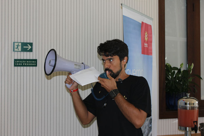 Um mugido no megafone anunciou o fim de cada rodada de negócios