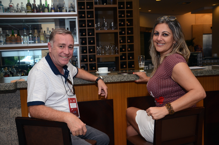 Wagner Barreiros, da Monte Athos Viagens, e Daniela Malta, da Secta Viagens