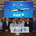 Antonoaldo Neves com colaboradores da Azul